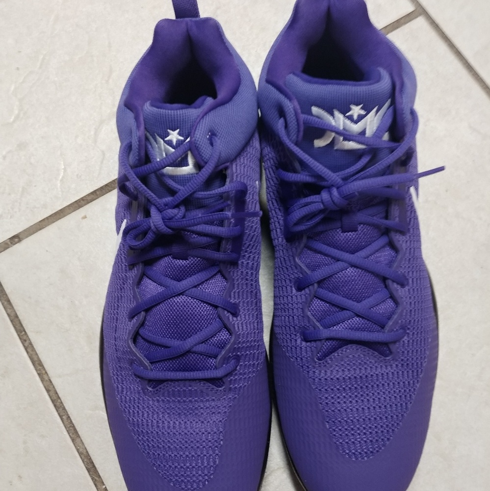 Nike purple tennis shoes